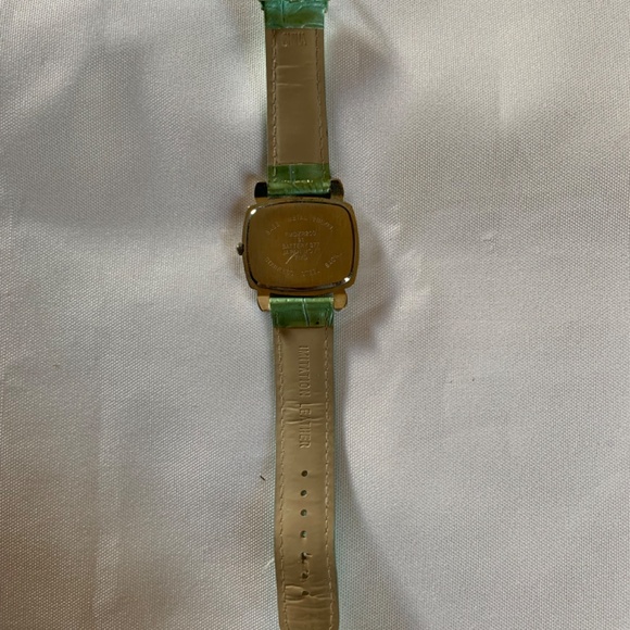 Working Green Pearlescent Watch with Brand New Battery! - Picture 5 of 9